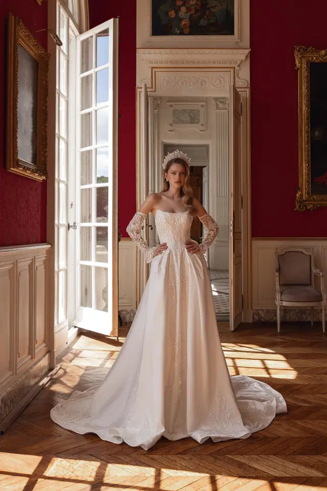 Eulalia by Maks Mariano: Princess silhouette, straight neckline, lace