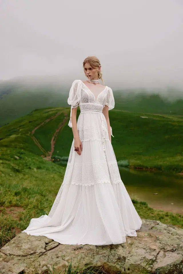 Galileo by Ariamo Boho: A-Line silhouette, V-neck neckline, short sleeves, lace