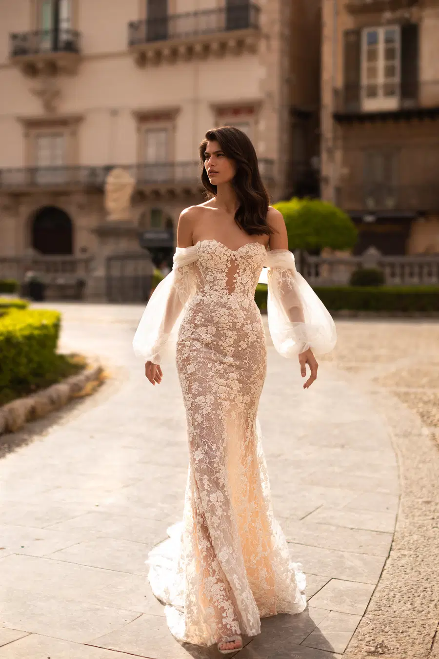 Colleen by Eva Lendel: Mermaid silhouette, sweetheart neckline, puff sleeves, lace