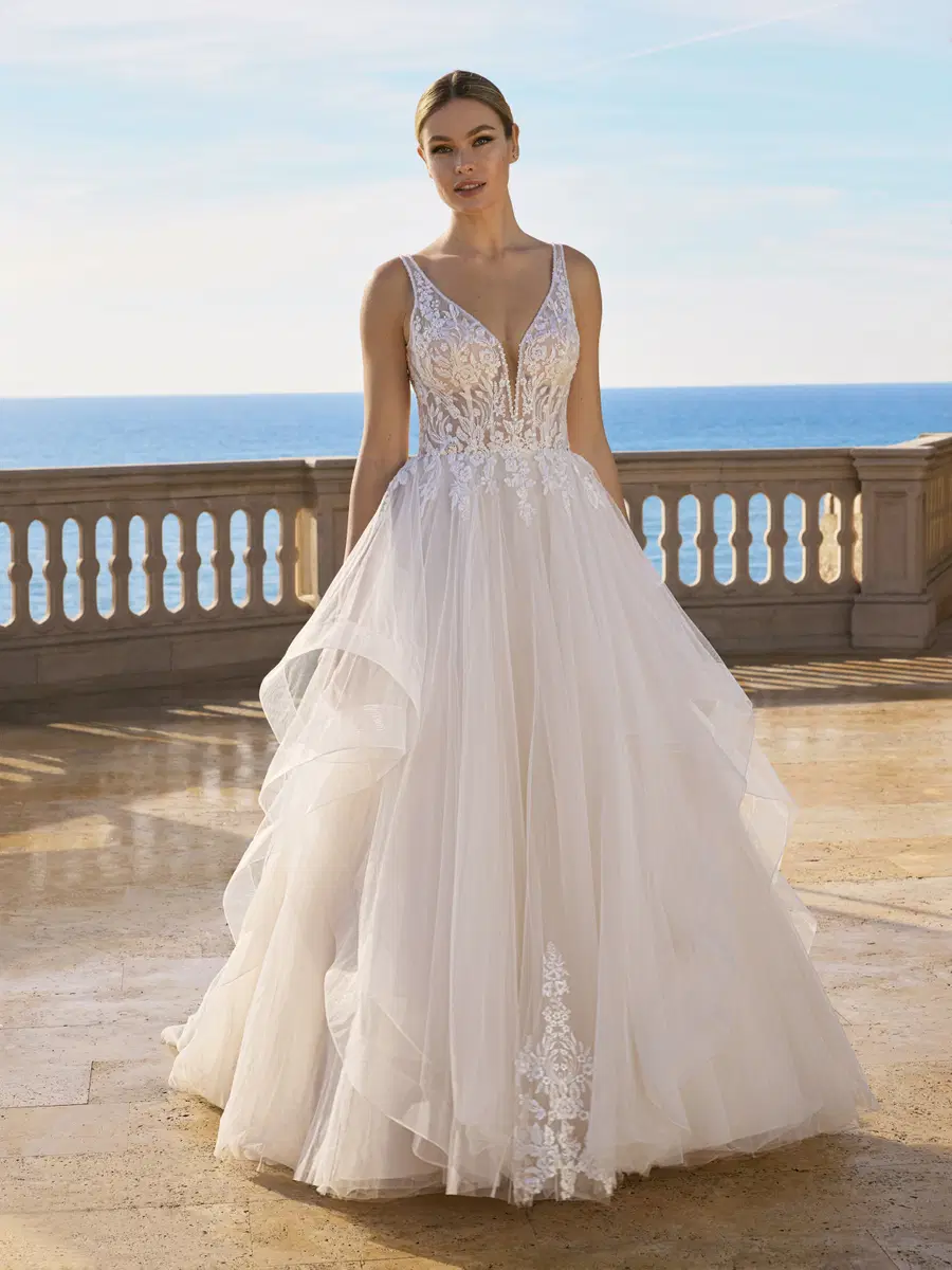 YLANA by Ladybird: Princess silhouette, V-neck neckline, sleeveless, tulle