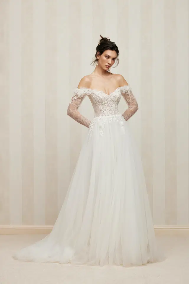 Noemi by Anne Mariée: Princess silhouette, V-neck neckline, sleeveless, lace