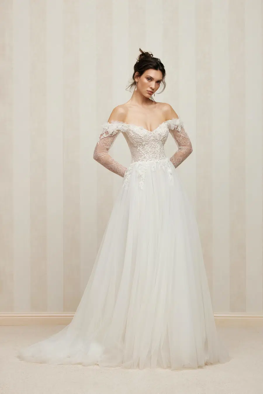 Noemi by Anne Mariée: Princess silhouette, V-neck neckline, sleeveless, lace
