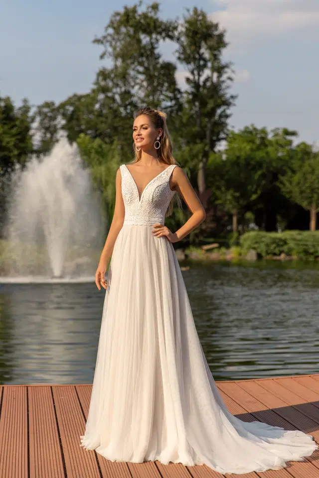 1059+8013 by Angela Bianca: deep V-neck neckline, sleeveless