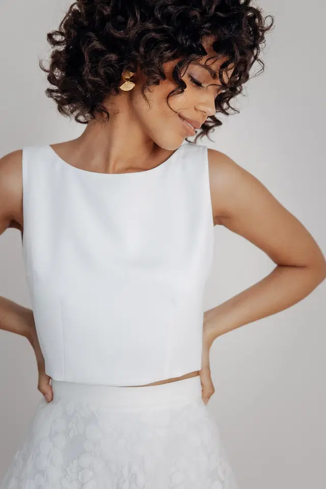 Top Liza by noni: Two-Piece silhouette, scoop neckline, sleeveless, crepe