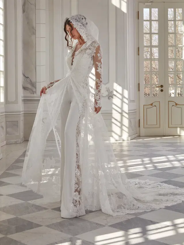 Nelly by Vanilla Sposa: Jumpsuit silhouette, deep V-neck neckline, separate sleeves, lace