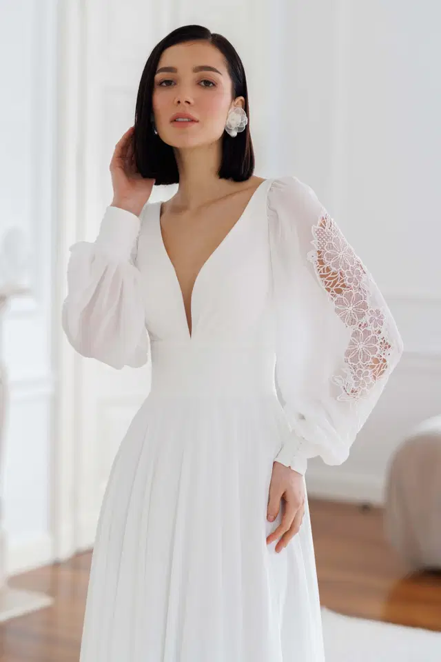 ART 26/11 by Jarice: A-Line silhouette, V-neck neckline, long sleeves, chiffon