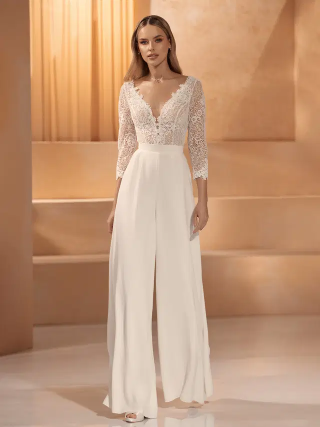 ALASKA by Bianco Evento: Jumpsuit silhouette, V-neck neckline, three-quarter sleeves, crepe