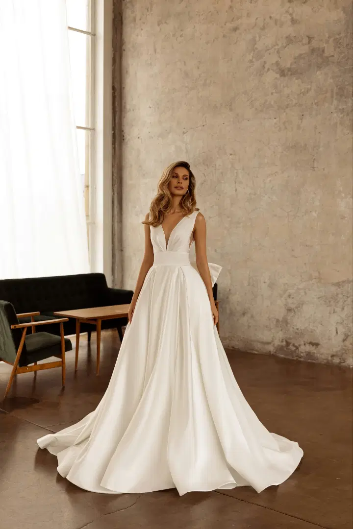Aimee by Laue: A-Line silhouette, V-neck neckline, sleeveless, chiffon