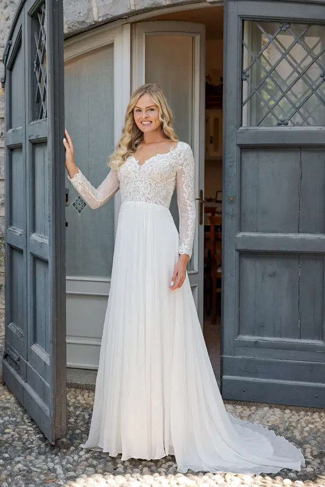 VN58 ivory by Vera Nova: A-Line silhouette, V-neck neckline, long sleeves, lace