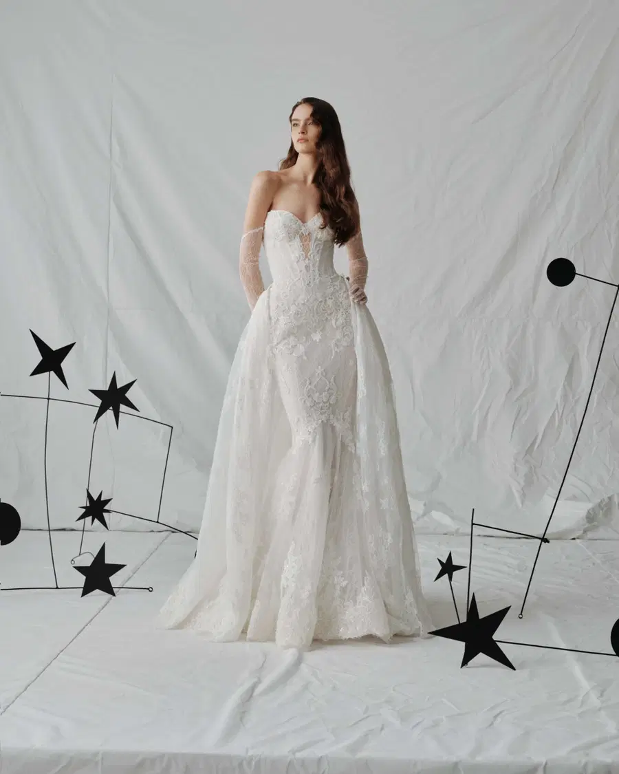 Seliora van Milla Nova: Zeemeermin, Diepe V-hals, Lange mouwen, chantilly-kant