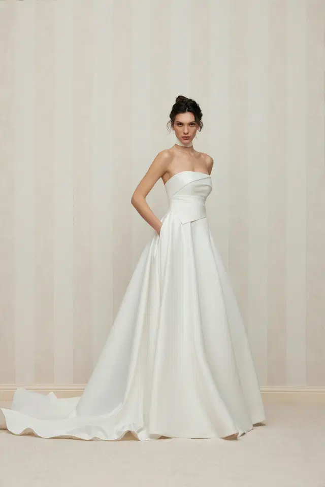 Balma by Anne Mariée: Straight silhouette, sleeveless, satin