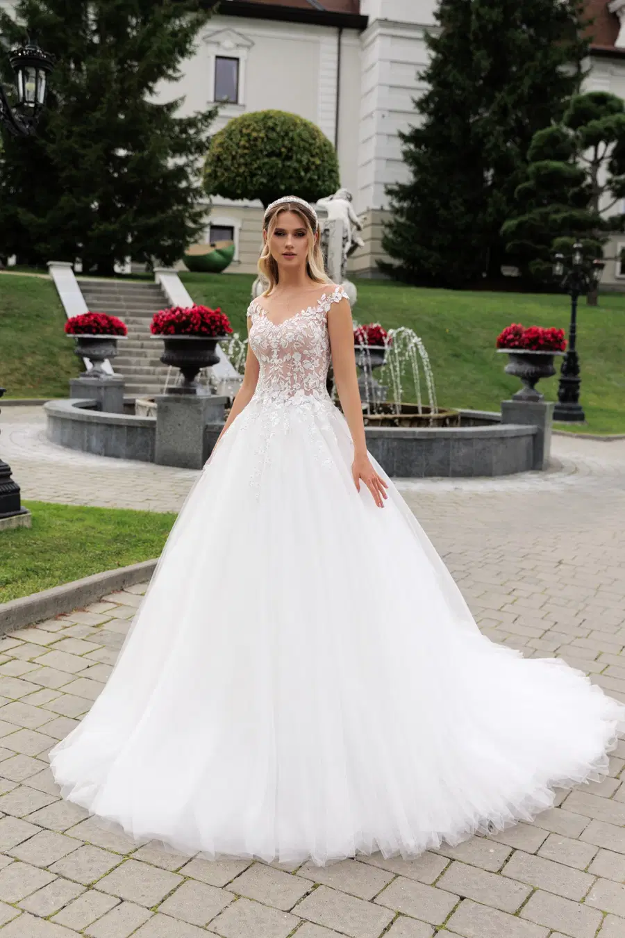 5564 by Serena Bridal: Ball Gown silhouette, V-neck neckline, lace