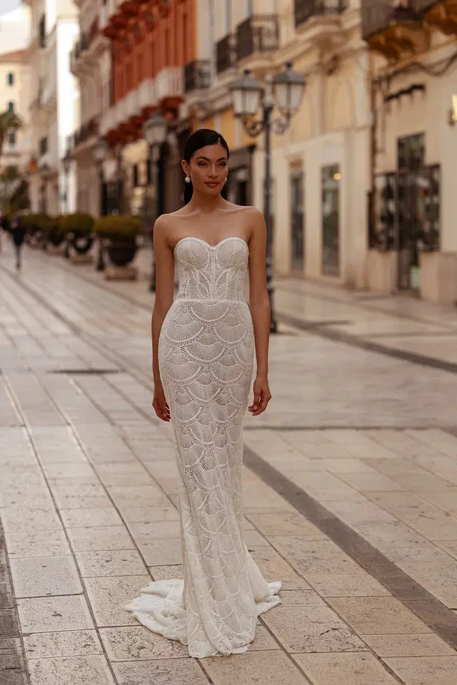 Gorgeous by Carfelli: Trumpet silhouette, sweetheart neckline, sleeveless, lace