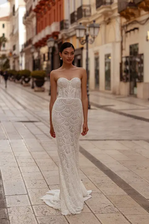 Gorgeous wedding dress by Carfelli, trumpet, lace