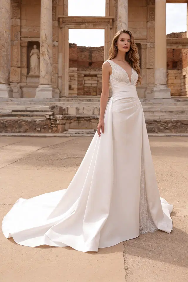 6502 by Daniela Di Marino: A-Line silhouette, V-neck neckline, chantilly