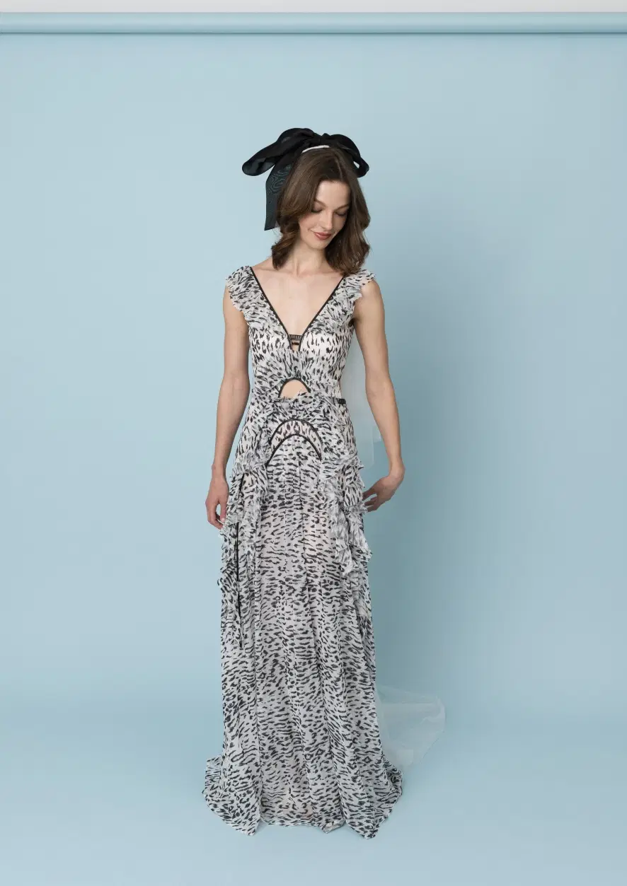 Tansila Glitter + Bow Veil by Kisui: V-neck neckline, chiffon
