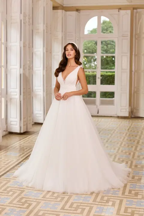 Style 8352 wedding dress by Monica Loretti, ball gown, V-neck