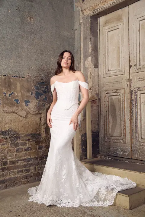 Cleopatra's Needle Brautkleid von Dando London, Fit and Flare, Spitze