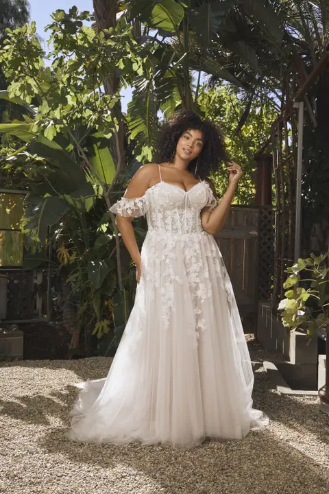 Cameryn Curvy wedding dress by Beloved by Casablanca, A-line, lace