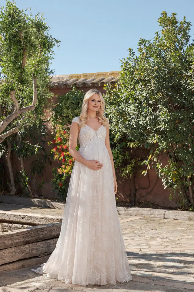 DTS504 by Duett: A-Line silhouette, V-neck neckline, cap sleeves, lace