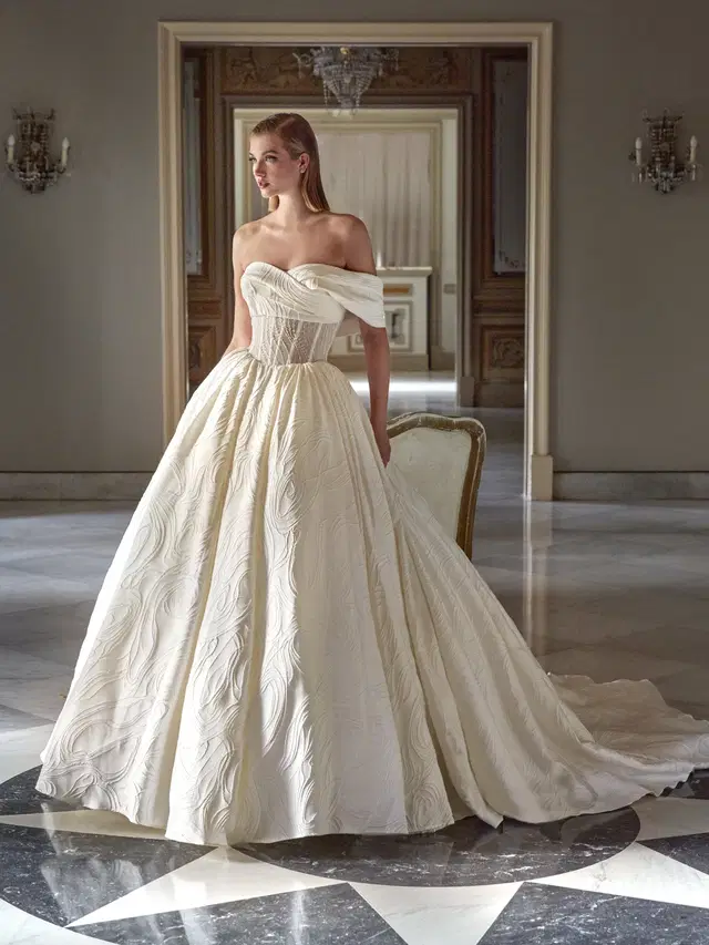 AROAH by Pronovias Privée: Princess silhouette, off-shoulder neckline, sleeveless, tulle