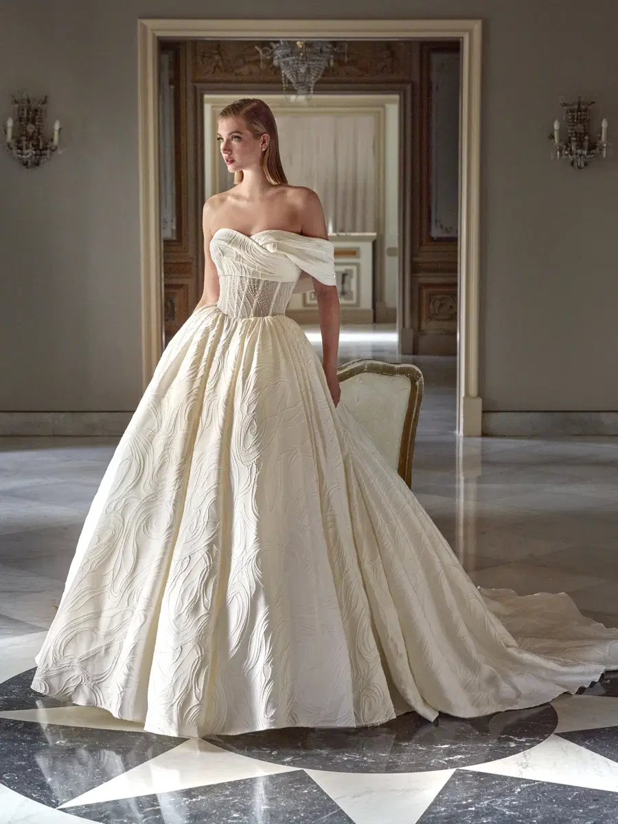 AROAH by Pronovias Privée: Princess silhouette, off-shoulder neckline, sleeveless, tulle