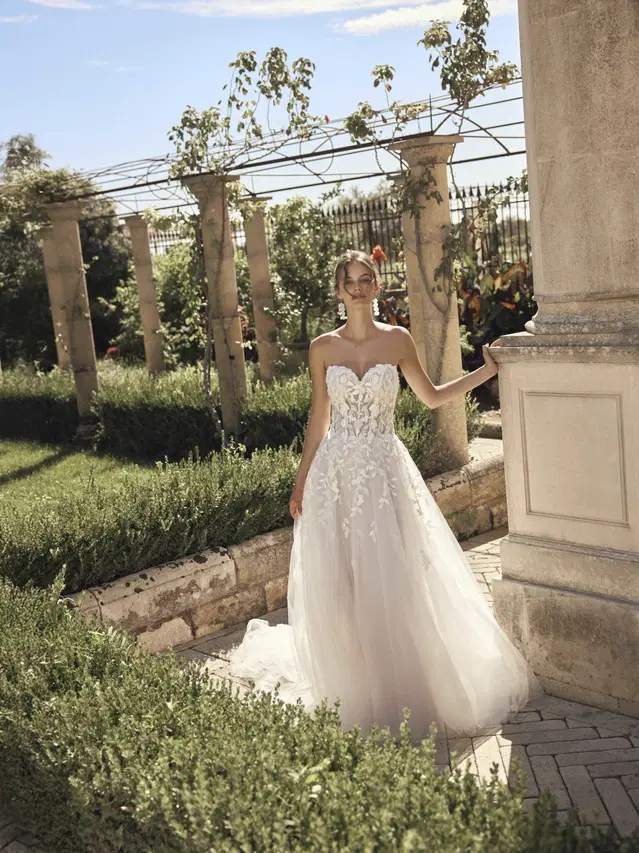 Myla von Modeca Bridal: A-Linie, Herz-Ausschnitt, Ärmellos, Spitze