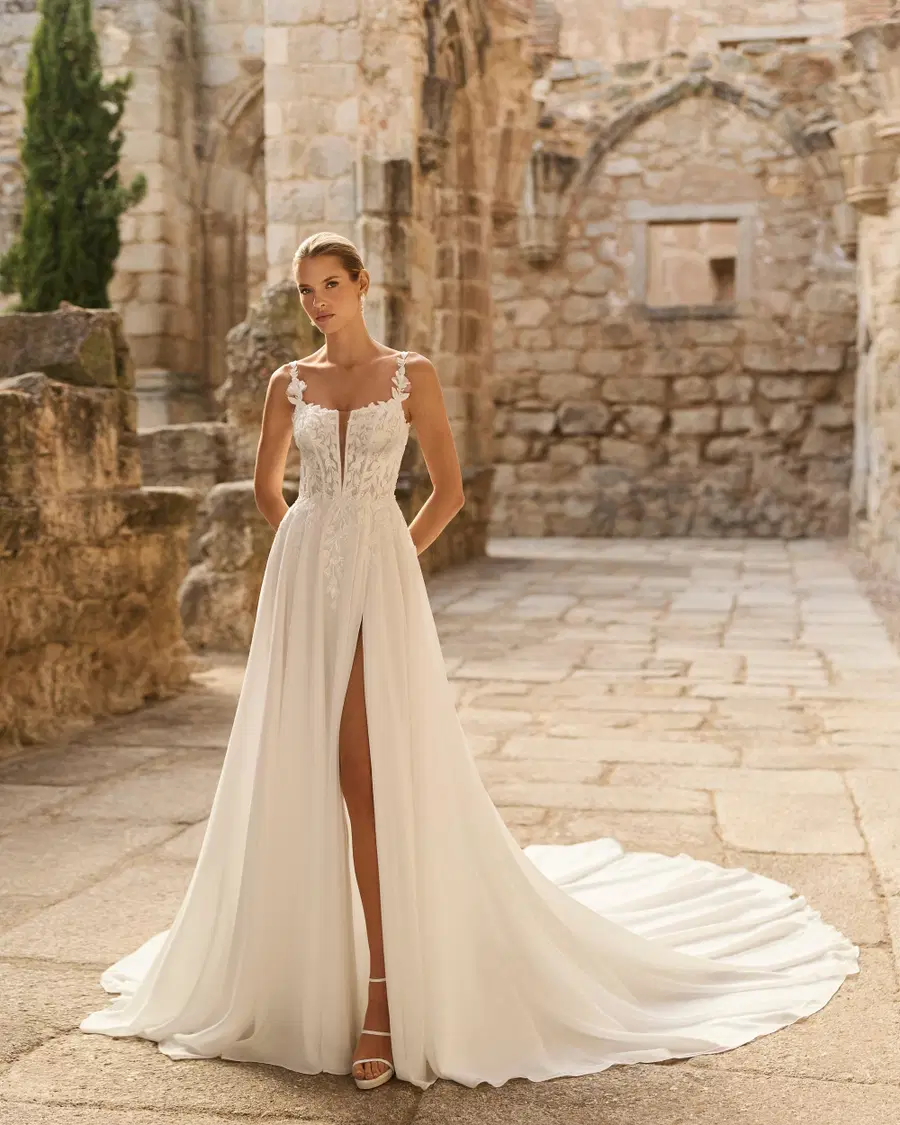 PANAL by Adriana Alier: A-Line silhouette, deep V-neck neckline, sleeveless, georgette