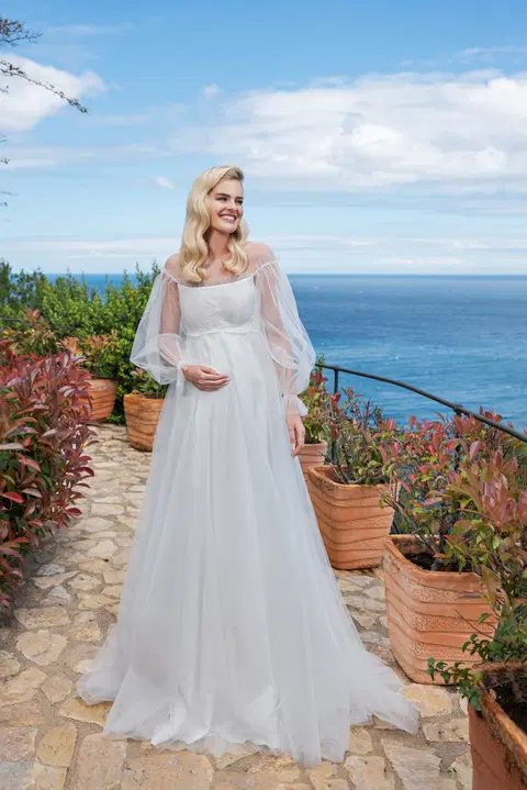 DT02 ivory wedding dress by Vera Nova, empire, tulle