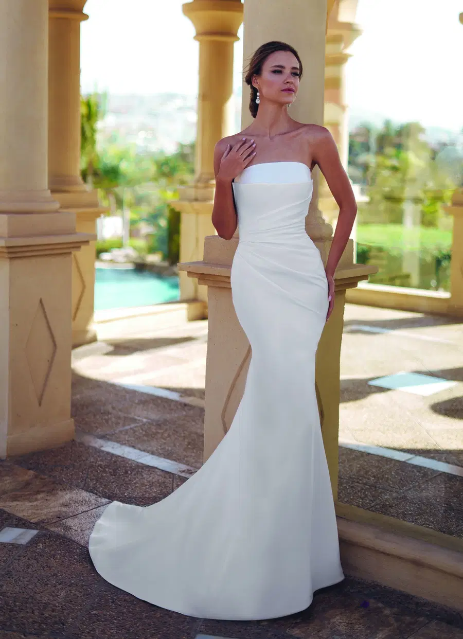 STELLA by Enzoani: Mermaid silhouette, square neckline, satin