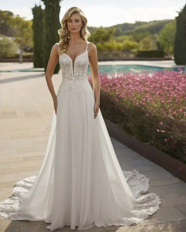 Sara by Adriana Alier: Straight silhouette, V-neck neckline, chiffon
