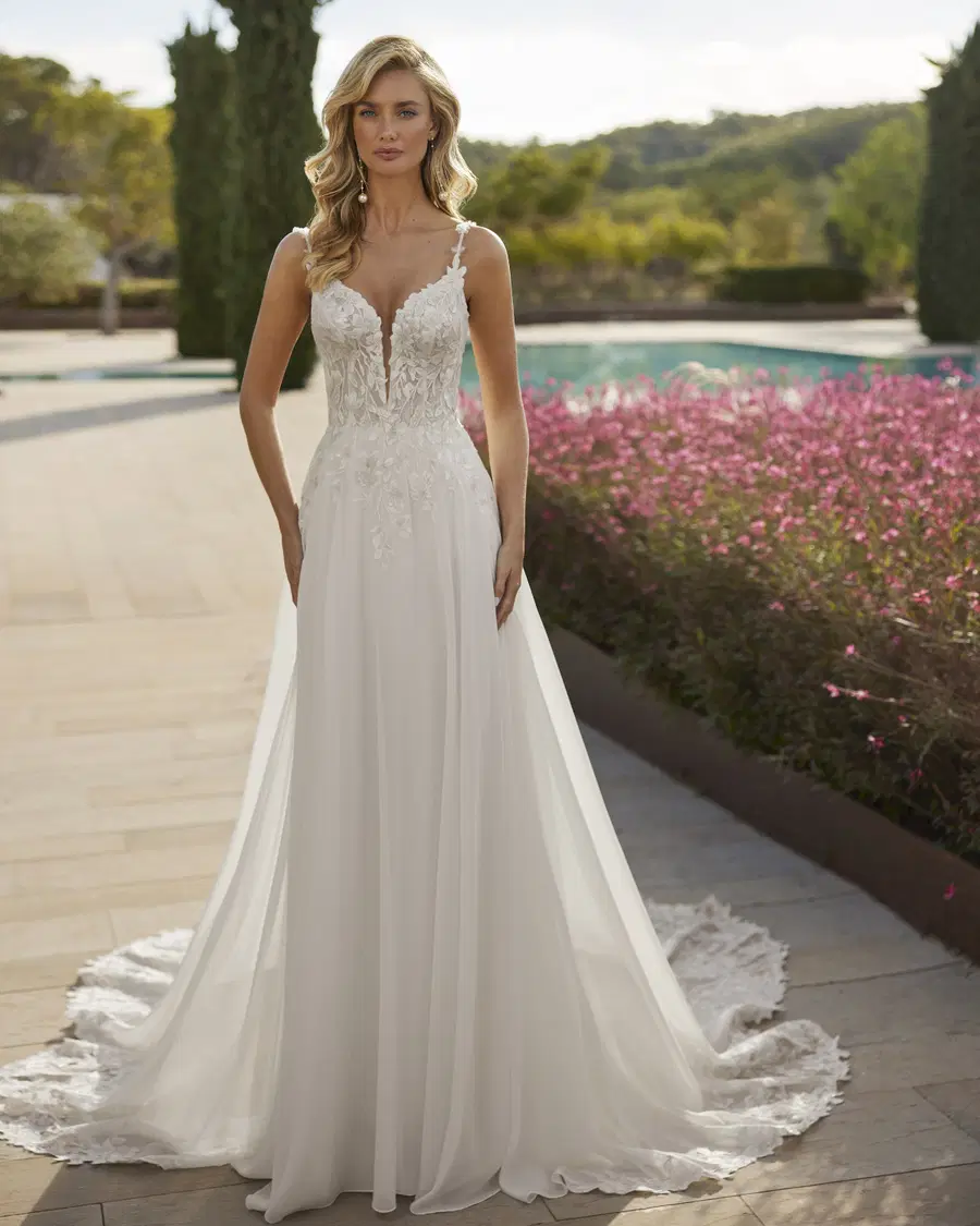 Sara by Adriana Alier: Straight silhouette, V-neck neckline, chiffon