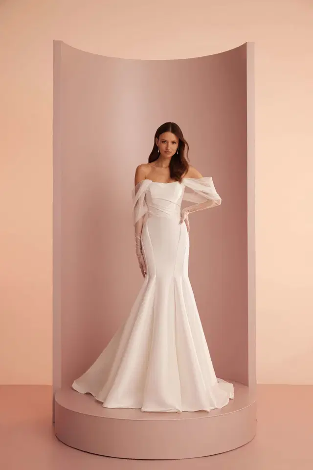 L403 by Ariamo Light: Mermaid silhouette, straight neckline, detachable sleeves, mikado