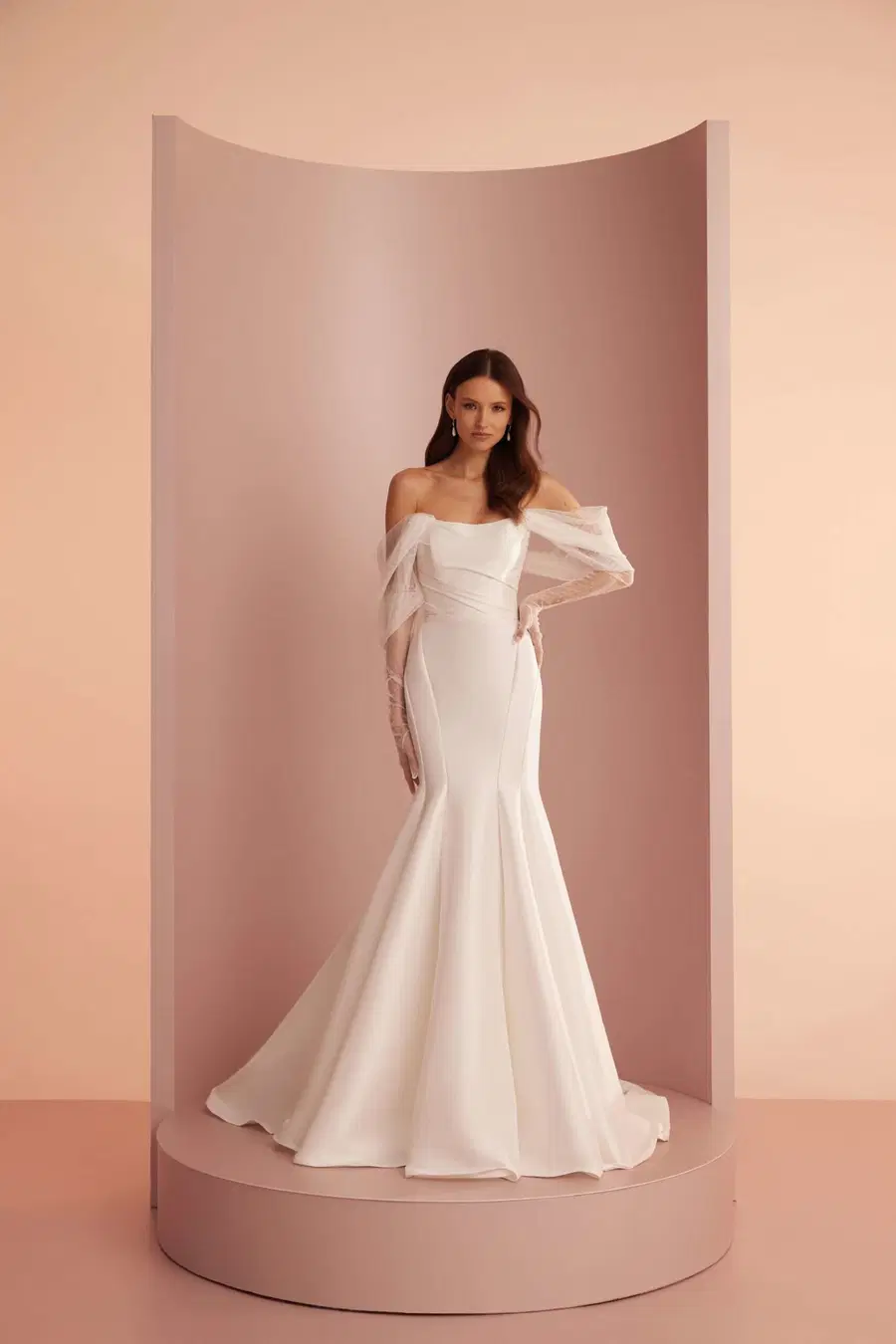 L403 by Ariamo Light: Mermaid silhouette, straight neckline, detachable sleeves, mikado
