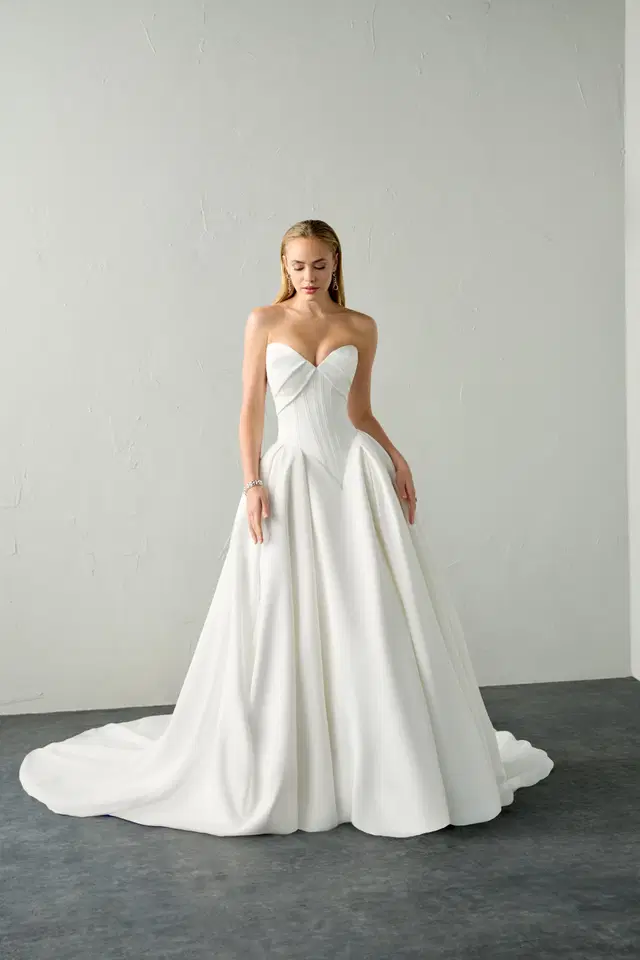 Verity by Justin Alexander Signature: Ball Gown silhouette, sweetheart neckline, sleeveless, satin