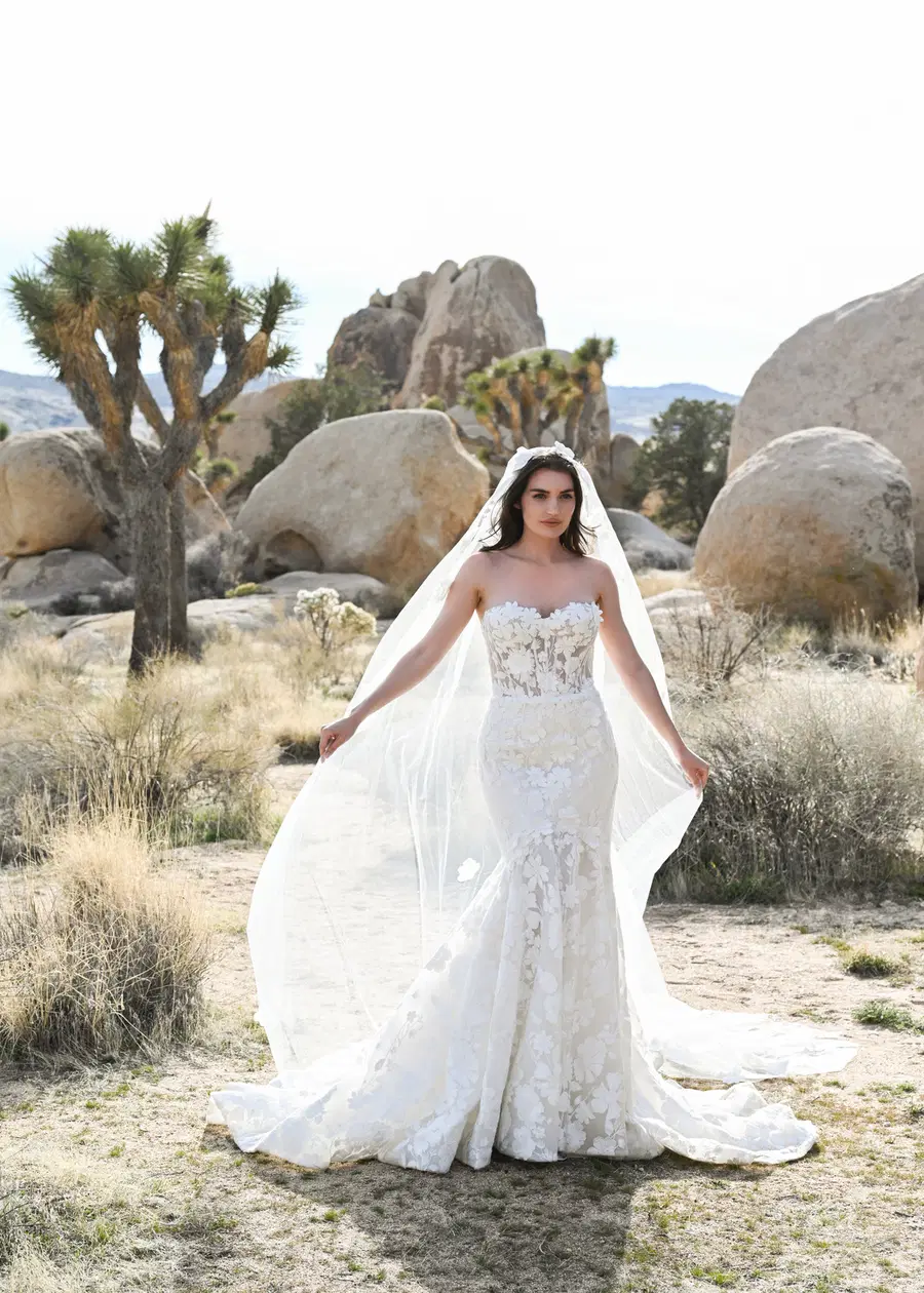 SAN BERNARDINO by Dando London: Mermaid silhouette, sweetheart neckline, sleeveless, lace