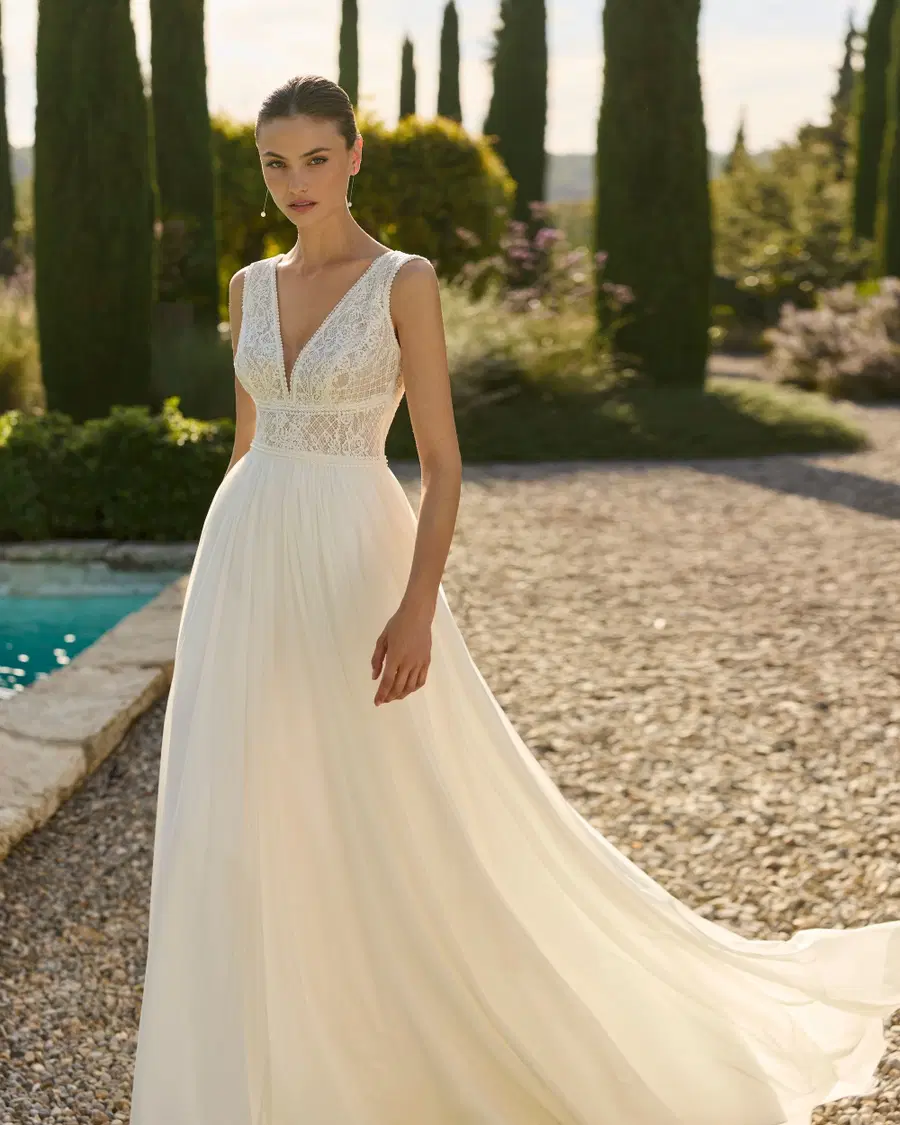 MAIA by Alma Novia: Straight silhouette, deep V-neck neckline, long sleeves, muslin
