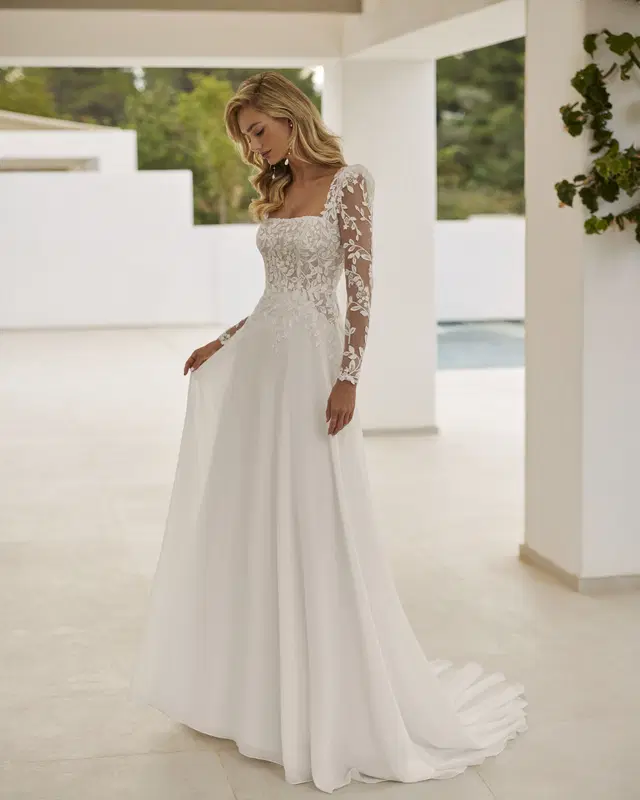 Saori by Adriana Alier: Straight silhouette, square neckline, long sleeves, chiffon