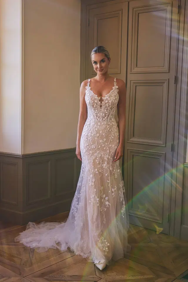 27502 by Très Chic: Mermaid silhouette, V-neck neckline, sleeveless, tulle