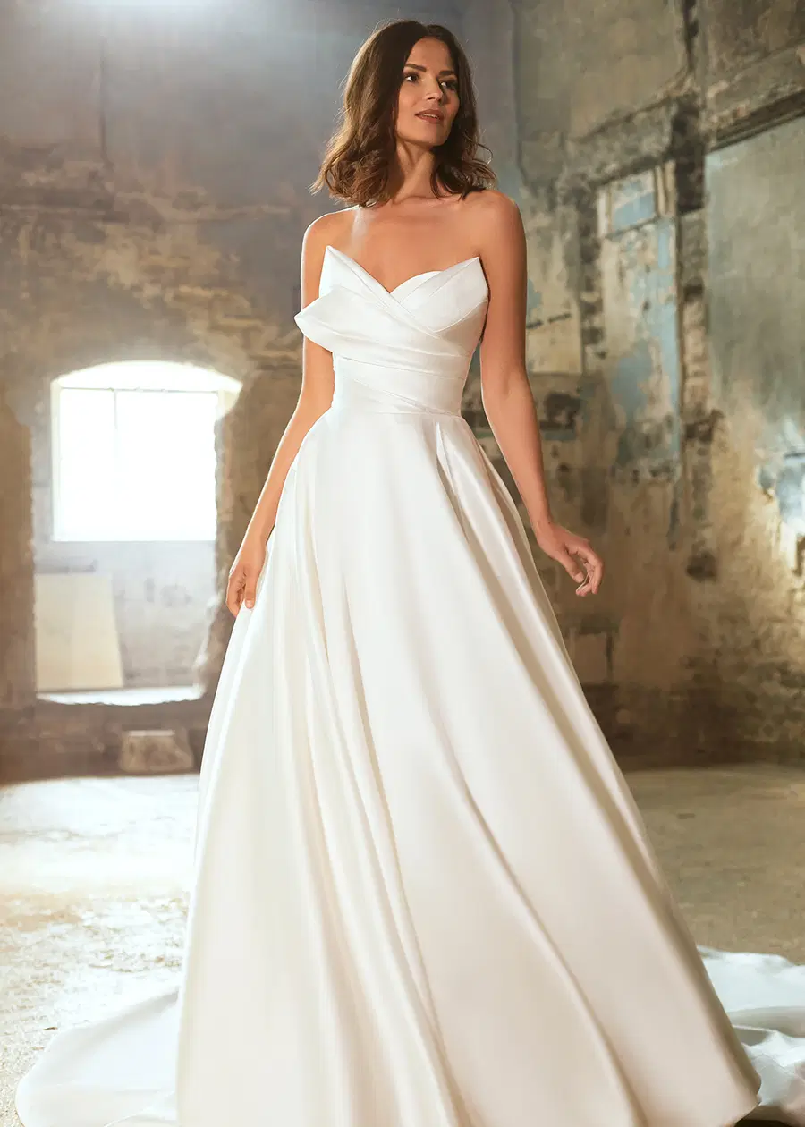 MISS DIOR by Dando London: A-Line silhouette, sweetheart neckline, sleeveless, mikado