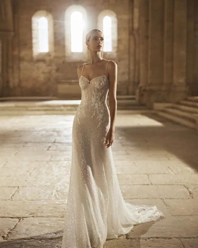 Loren by Rosa Clara: Mermaid silhouette, V-neck neckline, sleeveless, lace