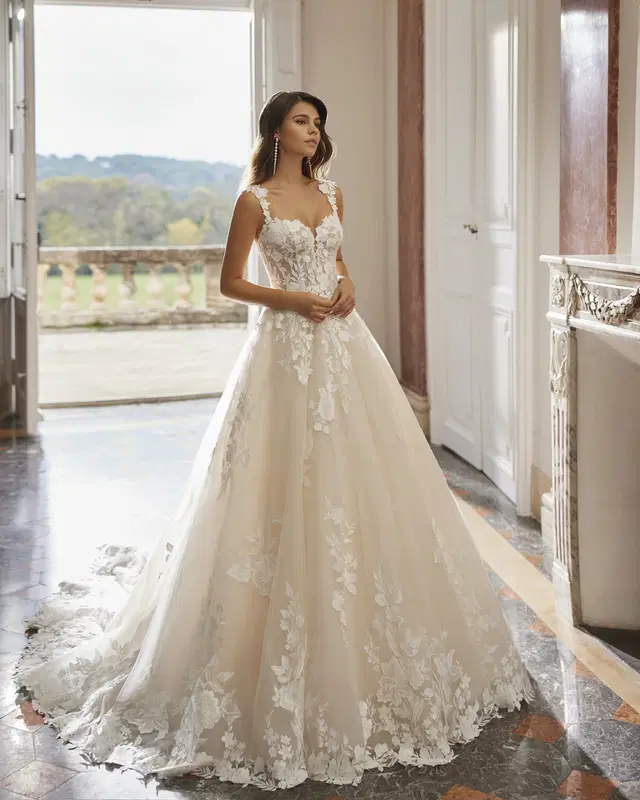 Vannia by Rosa Clara: A-Line silhouette, sweetheart neckline, sleeveless, tulle
