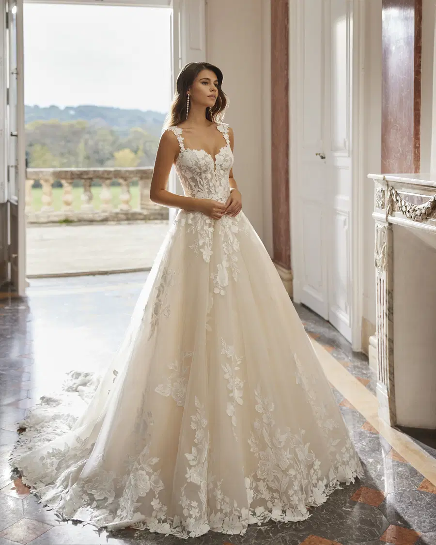 Vannia by Rosa Clara: A-Line silhouette, sweetheart neckline, sleeveless, tulle