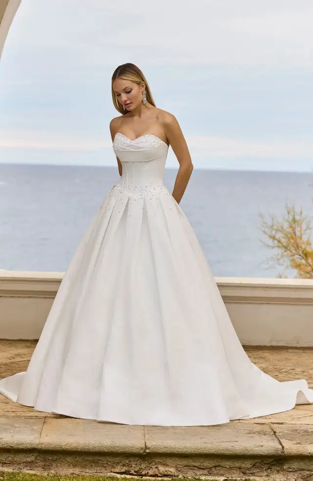 Hania by Veni Infantino: Ball Gown silhouette, sweetheart neckline, sleeveless, taffeta