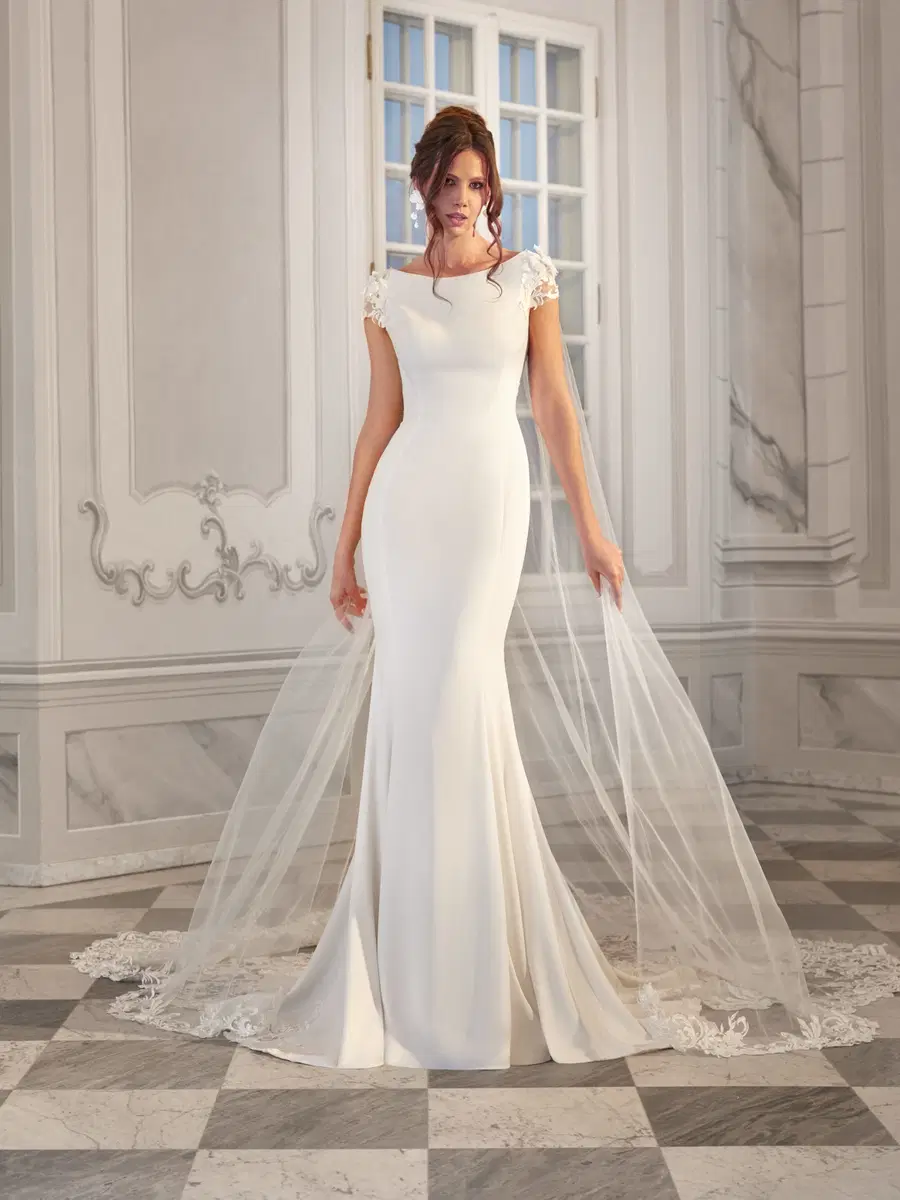 Kallie by Vanilla Sposa: Mermaid silhouette, high / halter neckline, cap sleeves, chapel train