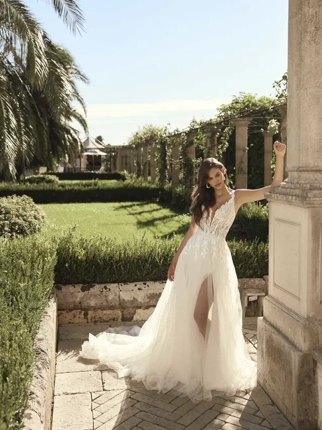Mackenzie von Modeca Bridal: A-Linie, Tiefer V-Ausschnitt, Ärmellos, Tüll