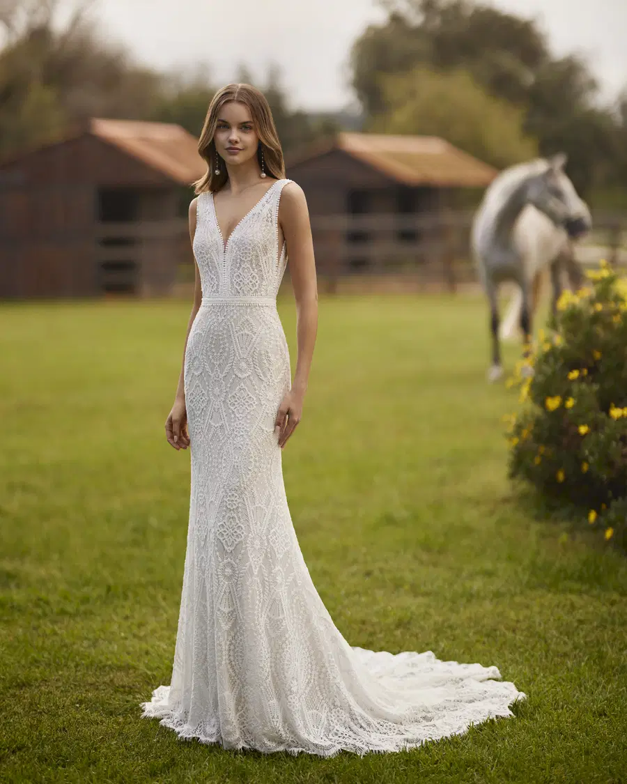 Numian by Alma Novia: Mermaid silhouette, V-neck neckline, sleeveless, lace