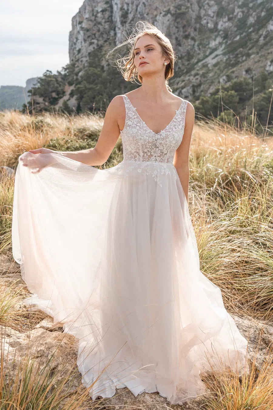 Frieda by Sanna Lindström: A-Line silhouette, V-neck neckline, sleeveless, lace