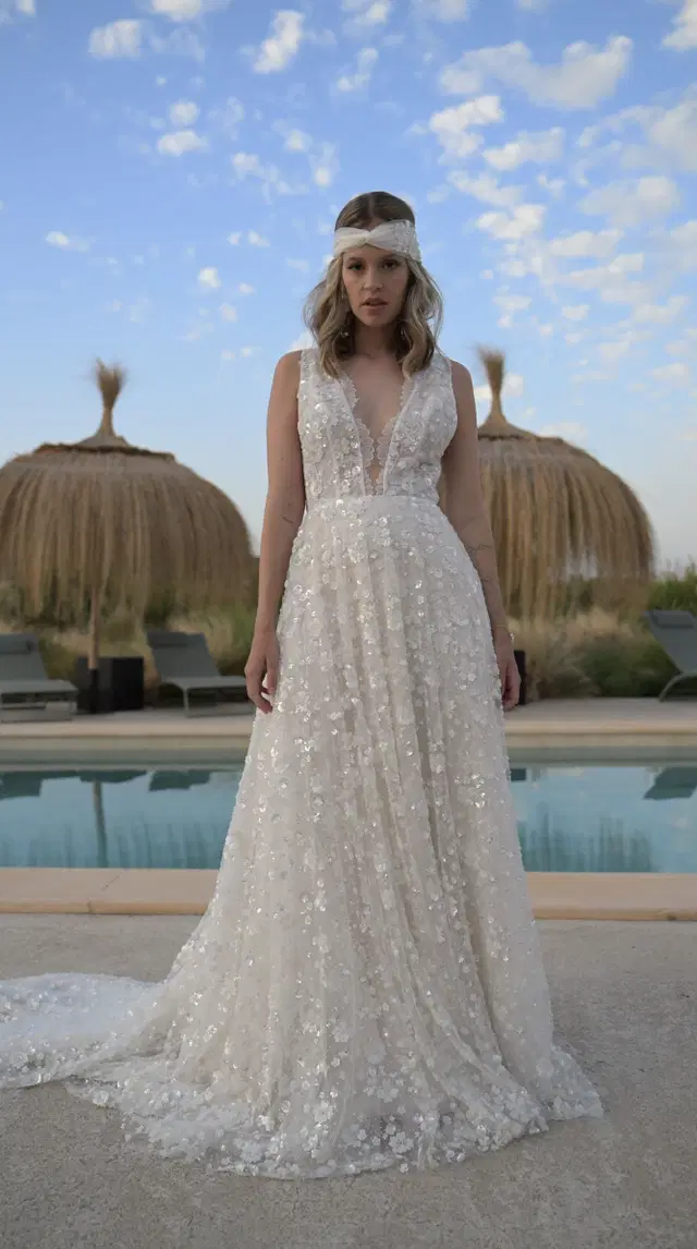 Dadiva by Malee: A-Line silhouette, deep V-neck neckline, lace, cathedral train