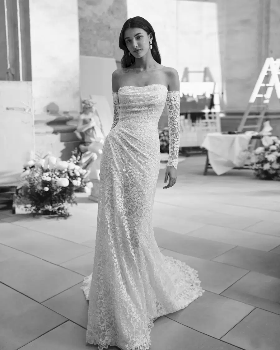 Maud by Aire Barcelona: Straight silhouette, straight neckline, separate sleeves, lace